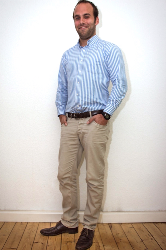 Host mit beiger Stoffhose